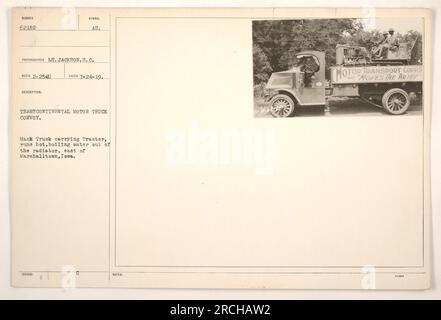 "Il camion Mack che trasporta un trattore nel convoglio Transcontinental Motor Truck presenta problemi di surriscaldamento che causano la fuoriuscita di acqua bollente dal radiatore. Questo incidente ebbe luogo ad est di Marshalltown, Iowa, il 24 luglio 1919. Il convoglio è stato organizzato dal Motor Transport Corps dell'esercito degli Stati Uniti". Foto Stock