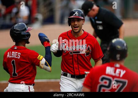 Gli Atlanta Braves hanno debuttato Matt Olson (28) in prima fila Ronald Acuna Jr. (13) mentre celebra un grande slam nel primo inning durante una partita di stagione regolare della MLB tra Chicago White Sox e Atlanta Braves, venerdì 14 luglio 2023 ad Atlanta, Georgia. (Brandon Sloter/immagine dello sport) Foto Stock