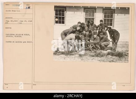 Gun drill, Carlstrom Aviation Field, Arcadia, Florida, 23 agosto, 1918. La fotografia mostra i cadetti che si allenano nelle tecniche di mitragliatrice sul campo. Foto Stock