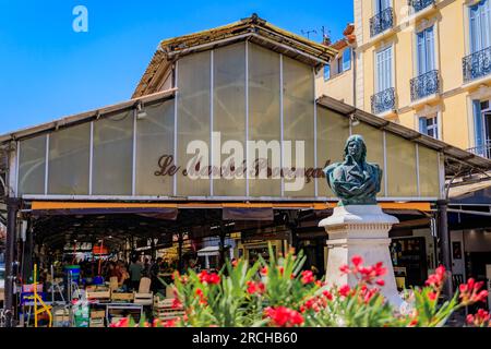 Antibes, Francia - 24 maggio 2023: Sala del mercato provenzale coperto su Cours Massena nel centro storico di Vieil Antibes, incorniciata da fiori in fiore Foto Stock