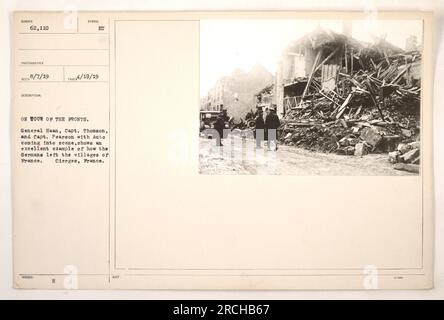 Tre ufficiali militari americani, il generale Haan, il capitano Thomson e il capitano Pearson, sono visti in un'automobile entrare nel villaggio di Cierges, in Francia. L'immagine mostra le conseguenze dell'occupazione tedesca, evidenziando la distruzione che hanno lasciato nei villaggi francesi durante la prima guerra mondiale La foto è stata scattata da un fotografo non identificato il 7 agosto 1919. Foto Stock