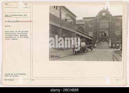 I soldati americani posano sui gradini dell'edificio principale presso lo stabilimento di stampa Societe Publications Periodiques a Parigi, in Francia. La foto è stata scattata dal comandante F.G. Carnochan, S.C.. La data della foto è sconosciuta ed è stata approvata dall'A.E.P. Censor. W.P.C. ha emesso note con l'immagine. Foto Stock