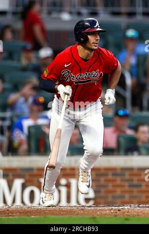 Matt Olson, primo basemen degli Atlanta Braves, guarda il suo pallone in volo nel quarto inning durante una partita di stagione regolare della MLB tra Chicago White Sox e Atlanta Braves, venerdì 14 luglio 2023 ad Atlanta, Georgia. (Brandon Sloter/immagine dello sport) Foto Stock
