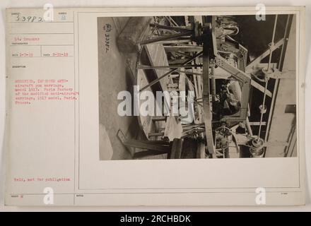 Il tenente Drucker, un fotografo, catturò questa immagine il 30 agosto 1918. Presenta una carrozza antiaerea modificata e migliorata, il modello 1917, in una fabbrica di Parigi in Francia. Questa fotografia, con il numero di descrizione modificato, non era destinata alla pubblicazione e conservata per scopi interni. Foto Stock