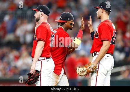 Atlanta Braves fielder destro Ronald Acuna Jr. (13) high-fives first basemen Matt Olson (28) dopo una vittoria della squadra in una partita di stagione regolare MLB tra Chicago White Sox e Atlanta Braves, venerdì 14 luglio 2023 ad Atlanta, Georgia. (Brandon Sloter/immagine dello sport) Foto Stock