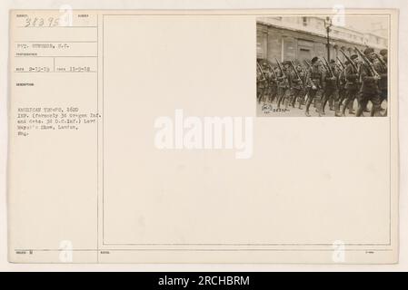 Le truppe americane del 162nd Infantry Regiment hanno preso parte al Lord Mayor's Show a Londra durante la prima guerra mondiale. In precedenza erano noti come 3rd Oregon Infantry e facevano parte della 34th Division. Questa foto è stata scattata il 9 novembre 1918 ed è accreditata al fotografo RECO. Foto Stock