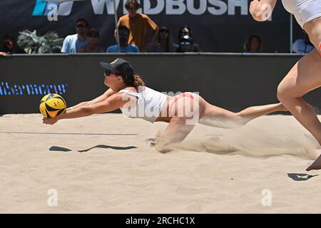 Hermosa Beach, California, USA. 9 luglio 2023. Savannah Simo scava durante il terzo giorno dell'AVP Hermosa Beach Open presso il molo di Hermosa Beach a Hermosa Beach, California. Justin fine/CSM/Alamy Live News Foto Stock