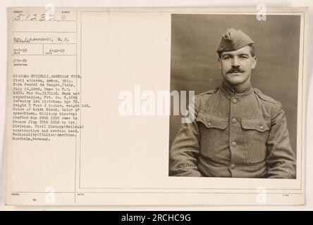 Giacoma Buzzelli, un italo-americano di 30 anni, servì come soldato nella compagnia K, 16th Infantry, 1st Division durante la prima guerra mondiale Nacque a Castel de Sangro, in Italia, il 24 luglio 1889, e venne negli Stati Uniti nel 1905. Buzzelli fu scelto il 28 maggio 1918 e arrivò in Francia il 30 luglio 1918. Questa foto è stata scattata a Moscheim, in Germania. Foto Stock