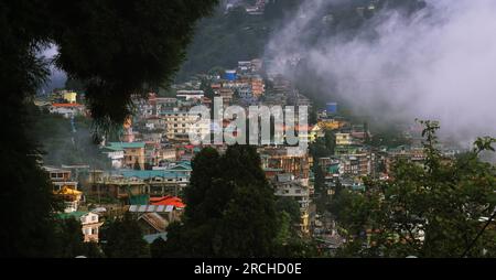 vista panoramica della nebbiosa e nuvolosa stazione collinare di darjeeling e delle colline pedemontane dell'himalaya nella stagione dei monsoni, bengala occidentale in india Foto Stock
