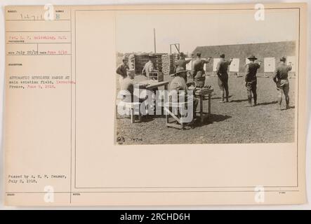 Il Pvt. L. P. Goldshlag del Signal Corps è fotografato presso il campo di lancio dei revolver automatici presso il principale campo di aviazione di Issoudon, in Francia, il 5 giugno 1918. Questa foto è stata scattata da un fotografo sconosciuto ed è stata approvata dall'A.E.F. Censura il 2 luglio 1918. Foto Stock