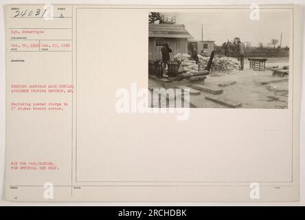 Il soldato Sgt. McGarrigle testa proiettili di fabbricazione americana all'Aberdeen Proving Grounds nel Maryland il 30 ottobre 1918. Questa fotografia cattura il momento in cui esplode una carica di polvere in un mortaio da trincea Stokes da 6', indicando gli sforzi dell'esercito nello sviluppo e nel collaudo di armi durante la prima guerra mondiale Foto Stock