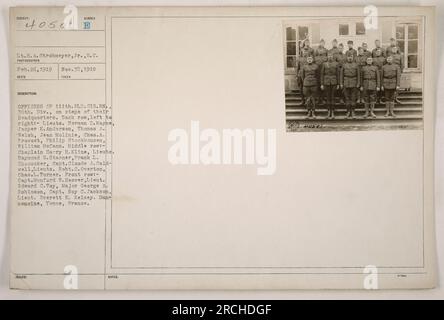 L'immagine catturata mostra gli ufficiali del 111th Field Signal Battalion, 36th Division, in piedi sui gradini del loro quartier generale. La fila posteriore è composta da Lieuts. Norman D. Mayne, Jasper K. Anderson, Thomas A. Welsh, Jean Molinie, Ches. A. Provost, Philip Stockhousen e William McCann. La riga centrale include il cappellano Harry H. Kline, Lieut. Raymond G. Starner, Frank L. Shoemaker, capitano Claude A. Caldwell, Lieuts. Robert C. Overton e Cass. L. Turner. La prima fila comprende il capitano Munford W. Hoover, Lieut. Edward C. Toy, il maggiore George A. Robinson, il capitano Roy C. Jackson e Lieut. Everett E. Kelsey. Foto Stock