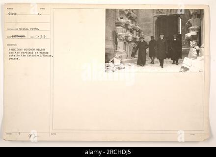 Il presidente Woodrow Wilson e il cardinale di Reims si trovano all'esterno della cattedrale di Reims, in Francia. Questa foto, scattata dal Signal Corps nel gennaio 1919, mostra Wilson impegnato in discussioni diplomatiche durante la prima guerra mondiale L'immagine è un simbolo di riconciliazione e pace, scattata pochi mesi prima della firma del Trattato di Versailles. Ha il numero di identificazione ufficiale 63598 e fa parte di una più grande collezione di fotografie che documentano le attività militari americane durante questo periodo. Foto Stock