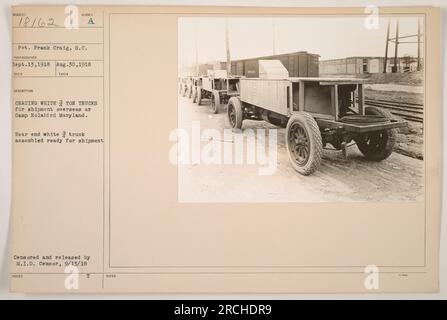 Un soldato che prepara camion per la spedizione oltreoceano a Camp Holabird, Maryland, durante la prima guerra mondiale. L'immagine mostra una vista posteriore di un veicolo bianco assemblato e preparato per la spedizione. La foto è stata scattata il 30 agosto 1918 ed è stata censurata e pubblicata dal M.I.D. Censor il 13 settembre 1918. Foto Stock