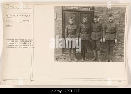 Fila posteriore, da sinistra a destra: Capitano John McAllister, capitano WM. S. Varley. Prima fila, da sinistra a destra: Tenente H.F. Disher, tenente Cas. B. Spence. Fanno parte dello staff esecutivo dell'Ordnance Repair Shop di Doulaincourt, Haute Marne, Francia durante la prima guerra mondiale. Foto scattata il 10 marzo 1919. Foto Stock