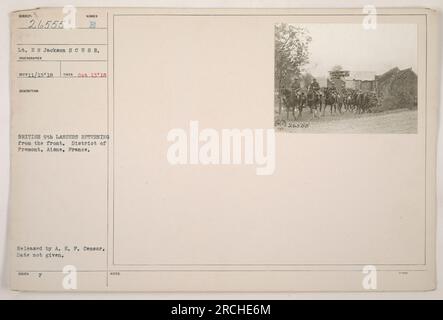 9th Lancers britannici di ritorno dal fronte nel distretto di Premont, Aisne, Francia. La fotografia è stata scattata il 13 ottobre 1918 dal tenente EN Jackson S Cus R. è stata rilasciata dalla A.E.F Censor e rilasciata con il numero di serie 26555. La data specifica di pubblicazione non è stata fornita. Foto Stock