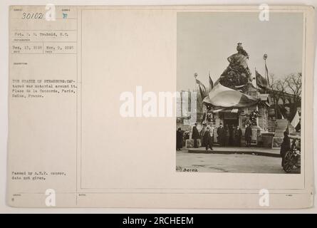 Servizio di pronto soccorso privato Trabold, del Signal Corps, ha scattato questa fotografia della Statua di Strasburgo a Parigi, in Francia. La statua è circondata da materiale bellico catturato. Questa foto è stata scattata il 9 novembre 1918 ed è stata pubblicata dopo essere stata approvata dalla censura A.E.F. Foto Stock