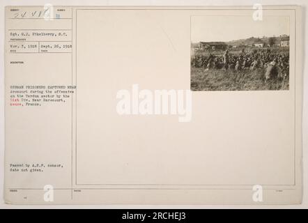 Sgt. G.J. Eikelberry catturò questa fotografia il 3 novembre 1918, vicino a Rarecourt, Mosa, Francia. L'immagine mostra i prigionieri di guerra tedeschi catturati dalla 91a Divisione durante l'offensiva sul settore Verdun. Questa foto è stata cancellata dal censore A.E.P. anche se la data esatta è sconosciuta. Foto Stock