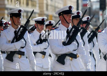 I soldati della marina francese si stanno formando durante una parata militare. Circa novecento militari e attrezzature provenienti da tutte e tre le branche delle forze armate francesi, così come la sicurezza nazionale e i servizi di emergenza, hanno partecipato a una grande parata attraverso il Porto Vecchio di Marsiglia per commemorare la giornata della Bastiglia il 14 luglio. Circa 900 militari ed equipaggiamenti di tutti e tre i rami delle forze armate francesi, così come la sicurezza nazionale e i servizi di emergenza, hanno partecipato a una grande parata attraverso il Porto Vecchio di Marsiglia per commemorare il giorno della Bastiglia il 14 di J Foto Stock