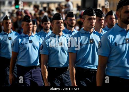 I membri della Gendarmeria Nazionale partecipano a una parata militare. Circa novecento militari e attrezzature provenienti da tutte e tre le branche delle forze armate francesi, così come la sicurezza nazionale e i servizi di emergenza, hanno partecipato a una grande parata attraverso il Porto Vecchio di Marsiglia per commemorare la giornata della Bastiglia il 14 luglio. Circa 900 militari ed equipaggiamenti di tutti e tre i rami delle forze armate francesi, così come la sicurezza nazionale e i servizi di emergenza, hanno partecipato a una grande parata attraverso il Porto Vecchio di Marsiglia per commemorare il giorno della Bastiglia il 14 Foto Stock