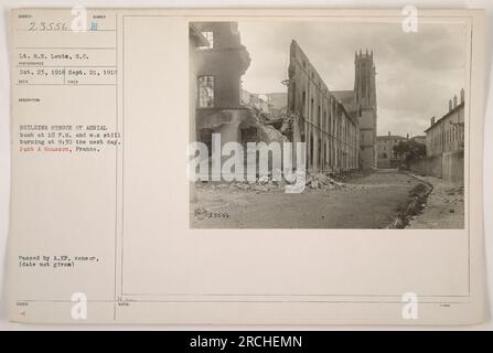 Edificio colpito da una bomba aerea alle 22 e ancora in fiamme alle 9:30 del giorno dopo a Pont A Mousson, Francia. Fotografia scattata il 21 settembre 1918. Codice didascalia: 111-SC-23556' Foto Stock