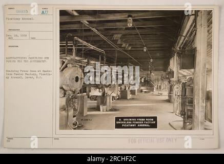 Operai nella sala stampa granulare della Smokeless Powder Factory a Picatinny Arsenal, dover, New Jersey, che produceva polvere di pistola senza fumo per il governo durante la prima guerra mondiale. Questa foto è stata scattata il 28 dicembre 1918 da un fotografo non identificato. L'immagine è etichettata come "Subject 59375 Picatinny Arsenal" ed è destinata esclusivamente all'uso ufficiale. Foto Stock