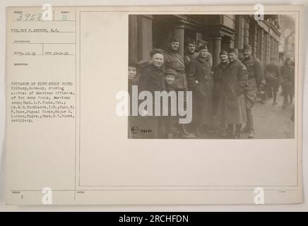 Il Pvt. Roy P. Antrim, S.C. ha fotografato l'ingresso dell'Eifelerhof Hotel a Kylburg, Germania. L'immagine mostra l'arrivo di ufficiali americani del 3rd Army Corps dell'American Army, tra cui il capitano J. F. Cooke (Cav.), il tenente M. R. Burkhardt (Inf.), il capitano T. P. Rose (Signal Corps), il maggiore H. Loisen (Engrs.) e il capitano G. W. Hurst (Artillery). La foto è stata scattata il 2 dicembre 1918. Foto Stock