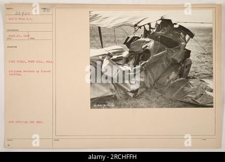 Immagine: 111-SC-26940 Descrizione: Un aereo distrutto da un atterraggio forzato a Post Field, Fort Sill, Oklahoma durante la prima guerra mondiale. Note: Questa foto è stata scattata il 10 settembre 1918. Si tratta di una fotografia ufficiale ed è destinata esclusivamente all'uso ufficiale. Foto Stock