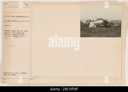 La foto mostra un aereo naufragato in cui il cadetto R. Shilliday è morto durante un incidente di addestramento. L'incidente ebbe luogo il 22 maggio 1918 presso l'Aviation Field n. 4 di Issoudon, in Francia. L'aeromobile è identificato come C.E. Nieuport 382 dollari. La foto è stata scattata dal sergente Moscioni e fa parte della collezione "Photographs of American Military Activities during World War One". E' stato rilasciato e passato dall'A.E.F. Censor il 29 luglio 1918. Foto Stock