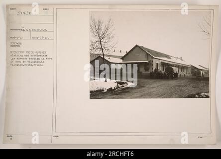 Edifici di abbigliamento e di sussistenza per la sezione di anticipo a Camp du Valdahon, Doubs, Francia. Questa foto, scattata il 19 maggio 1919, dal fotografo R.W. Sears, mostra le strutture in cui sono stati immagazzinati abbigliamento e forniture essenziali. L'immagine fa parte di una collezione che cattura le attività militari americane durante la prima guerra mondiale. Foto Stock