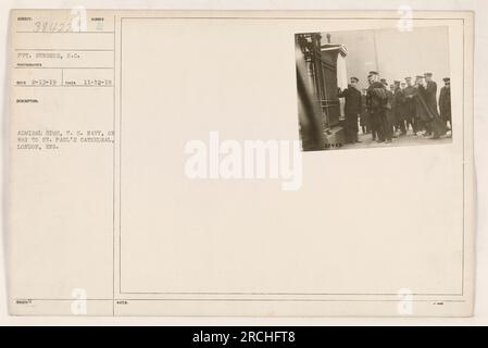 Il Pvt. Gunshor catturò questa immagine il 12 novembre 1918, mostrando l'ammiraglio T. S. Sims della Marina degli Stati Uniti, in rotta verso St. Paul's Cathedral a Londra, Inghilterra. La fotografia reca il numero di identificazione 38422, ed è stata ricevuta il 13 febbraio 1919. Foto Stock