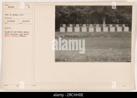 Soldato che partecipa alle esercitazioni di bersaglio nel campo delle pistole. Questa fotografia, scattata dal sergente G. Ryden, mostra la vista ravvicinata di un soldato della 83rd Division, 2nd Depot a Monce, Sarthe, Francia, il 2 ottobre 1918. Foto Stock