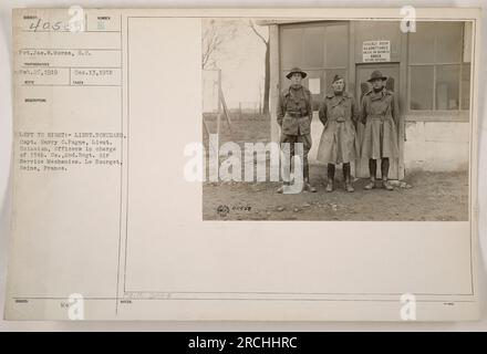 Ufficiali responsabili della 15th Co., 2nd Regt. Air Service Mechanics è fotografato a le Bourget, Seine, Francia. Gli individui catturati nell'immagine sono il tenente Bonchard, il capitano Harry O. Payne, il tenente Seission e Pvt. Jas. W. Morse, S.C. La foto è stata scattata il 26 febbraio 1919 e pubblicata il 13 dicembre 1918. Foto Stock