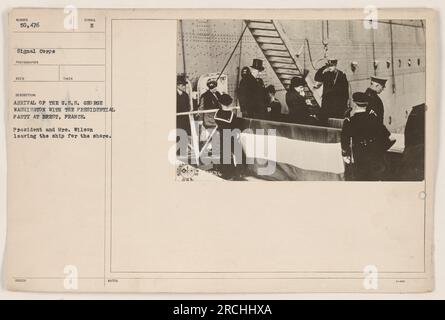 Il Presidente e la signora Wilson sbarcano dagli Stati Uniti George Washington a Brest, Francia, durante la prima guerra mondiale La fotografia cattura un momento fattuale del loro arrivo, segnando un evento importante nelle attività militari americane durante quel periodo. Foto Stock