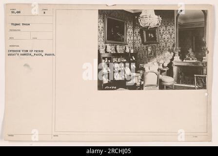 Vista interna della residenza del principe Murat a Parigi, Francia. Questa foto è stata scattata dal fotografo dei Signal Corps Reco Talen. L'immagine mostra l'interno ben arredato della villa. La villa apparteneva al principe Murat, un membro della famiglia Murat con legami storici con Napoleone Bonaparte. Foto Stock