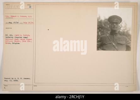 Immagine del Pvt. Edward J. Peters, 8th Cavalry, in posa con il tenente colonnello James G. Taylor, Chief Signal Officer della 30th Division dell'esercito nazionale. Presa il 30 luglio 1918 presso la sede centrale di Tatou, Belgio. Immagine ricevuta il 27 agosto 1918 e approvata dalla A.E.F Censor il 13 agosto 1918. Foto Stock
