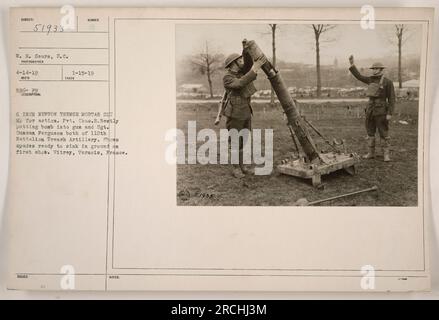 Mortaio Newton Trench da 6 pollici in preparazione all'azione. Il soldato Charles R. Bentley viene mostrato mentre carica una bomba nella pistola, mentre il sergente Duncan Ferguson, entrambi del 110th Battalion Trench Artillery, guarda. La fotografia mostra picche pronte per essere incorporate nel terreno per il primo scatto. Questa immagine è stata scattata il 14 aprile 1919 a Vitrey, Vernois, Francia, Del fotografo W.R. Sears. Constatato il maggio 1938, con il numero d’ordine 6030. Foto Stock