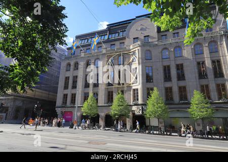 Stoccolma, Svezia - 14 luglio 2023: Vista esterna del grande magazzino NK situato in Hamngatan Street nel centro di Stoccolma. Foto Stock