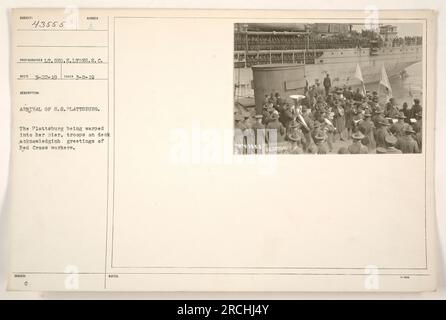 La SS Plattsburg arriva al molo, con le truppe a bordo che riconoscono i saluti dei lavoratori della Croce Rossa. Fotografia scattata l'8 marzo 1919. Foto Stock