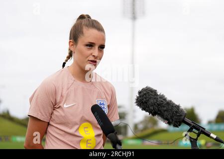 L'inglese Ella Toone parla ai media durante una sessione di allenamento al Sunshine Coast Stadium, Queensland, Australia. Data foto: Sabato 15 luglio 2023. Foto Stock