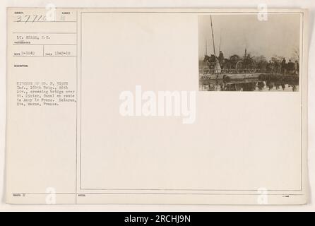 Soldati della 319th Infantry, 160th Brigade, 80th Division, possono essere visti attraversare un ponte sul Canal M a Dizier, in Francia. I soldati, guidati dal tenente Sears, stanno marciando verso Aney le Franc. La foto è stata scattata dal tenente S.C. Sears e fa parte della collezione MED 2-1049. Foto Stock