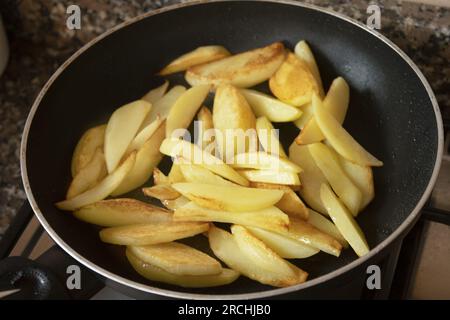 patatine fritte fatte in casa in padella Foto Stock