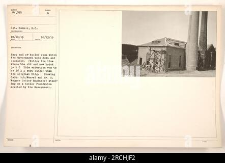 La fotografia mostra l'estremità orientale di una sala caldaie demolita e restaurata dal governo. C'è una linea visibile dove il vecchio e il nuovo mattone si uniscono, indicando i lavori di restauro. L'estensione dell'edificio era 16 x 4 piedi più grande della struttura originale. Nella foto, capitano M.L. Warrel e il signor A. Wagner, l'ingegnere capo, si possono vedere in piedi su una fondazione di caldaie eretta dal governo. La foto è stata scattata dal sergente Bonner il 18 ottobre 1919. Foto Stock