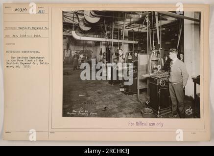 Didascalia: "MUNIZIONI MANUFACTURE - il reparto di recupero nell'impianto di fusione della Bartlett-Hayward Co., Baltimora, Maryland, nel 1918. Questa foto mostra i dipendenti che eseguono la macinazione dei materiali nella sala di macinazione della sezione mentre lavorano per la produzione di munizioni durante la prima guerra mondiale." Foto Stock