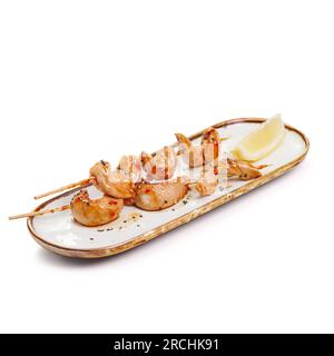 Yakitori di pollo con glassa di soia e semi di sesamo su bianco. Per il menu del ristorante. Condimento tradizionale giapponese per sushi. Mangiare sano Foto Stock