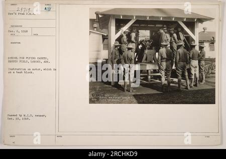 Un gruppo di cadetti di volo che ricevevano istruzioni su un motore a Eberts Field a Lonoke, Arkansas. I cadetti vengono visti riuniti intorno a un motore montato su un blocco di prova. Questa foto è stata scattata in una scuola di addestramento pilota. Foto Stock