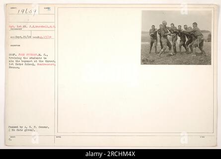 Sergente di prima classe J.J. Marshall della S.C. è visto nella foto. Preso il 13 agosto 1918, alla 1st Corps School, Gondrecourt, Francia. L'immagine raffigura il caporale John Stewart, del M. C., che istruisce gli studenti su come puntare correttamente le baionette alla gola. Questa fotografia è stata approvata dall'A.E.F. Censura, ma non viene data una data specifica. E' etichettato come 'fl-19639' nelle banconote emesse. Foto Stock