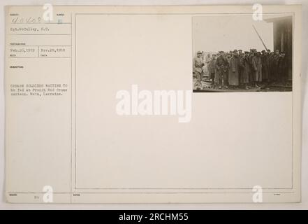 Soldati tedeschi in attesa di essere nutriti in una mensa della Croce Rossa francese a Mets, in Lorena. La foto è stata scattata dal sergente McCulley il 26 febbraio 1919. Fa parte di una collezione intitolata "Photographs of American Military Activities during World War One" e ha il numero di identificazione 111-SC-40408. Foto Stock