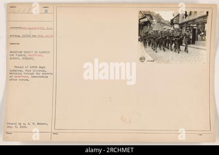 Le truppe americane del 125th Regiment Infantry, 32nd Division, marciarono per le strade di Massevaux, Alsazia, Germania in una parata del giorno della Bastiglia. La foto è stata scattata il 14 luglio 1918 dal fotografo A.H. Hanfon. È stato riesaminato e approvato dall'A.E.F. Censor il 6 agosto 1918. Foto Stock