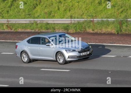 2023 Silver SKODA SUPERB se TECH IV PHEV S-A, Hybrid Electric (Clean) 1395 cc; viaggia a velocità sostenuta sull'autostrada M6 a Greater Manchester, Regno Unito Foto Stock